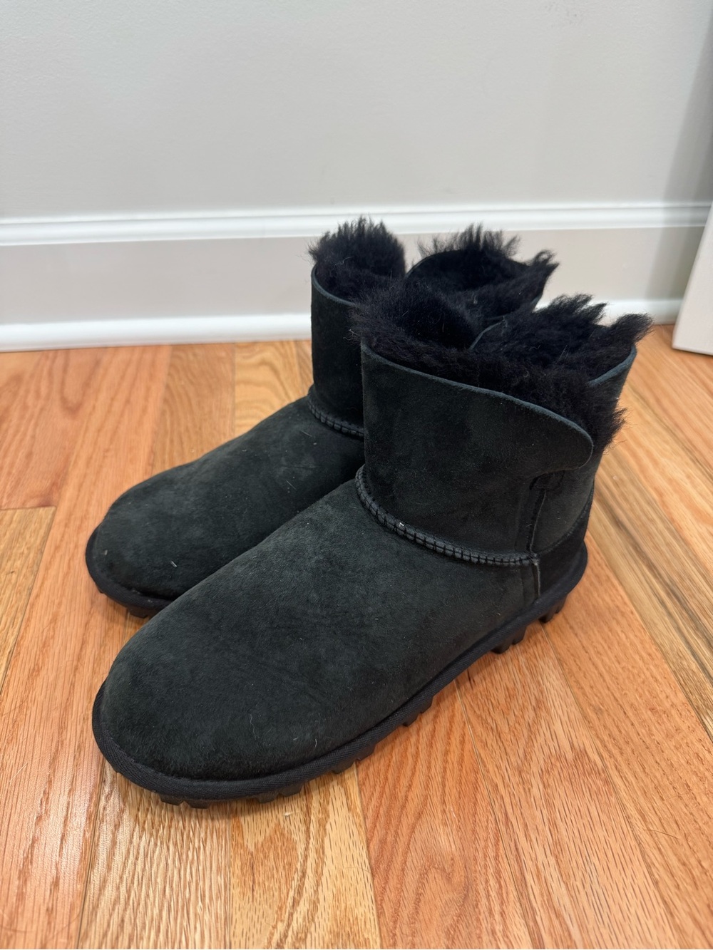Black Cozy Shearling-Lined Women’s Ankle Boots